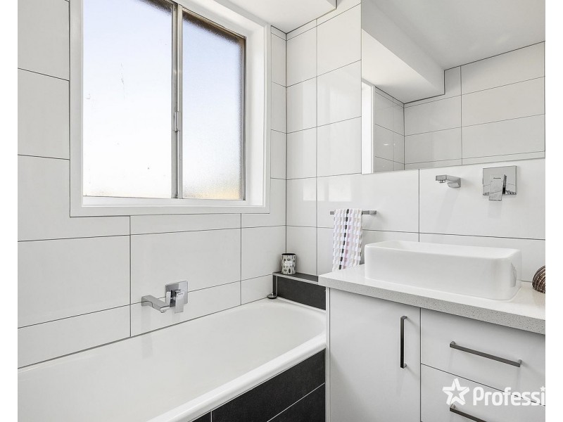 26 Lansell Road, Mooroolbark VIC 3138