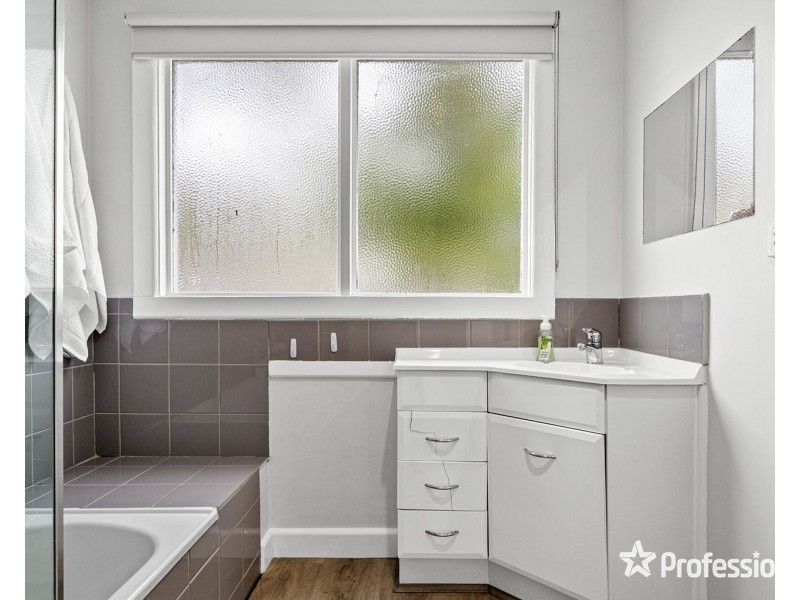 10 Charles Street, Mooroolbark VIC 3138