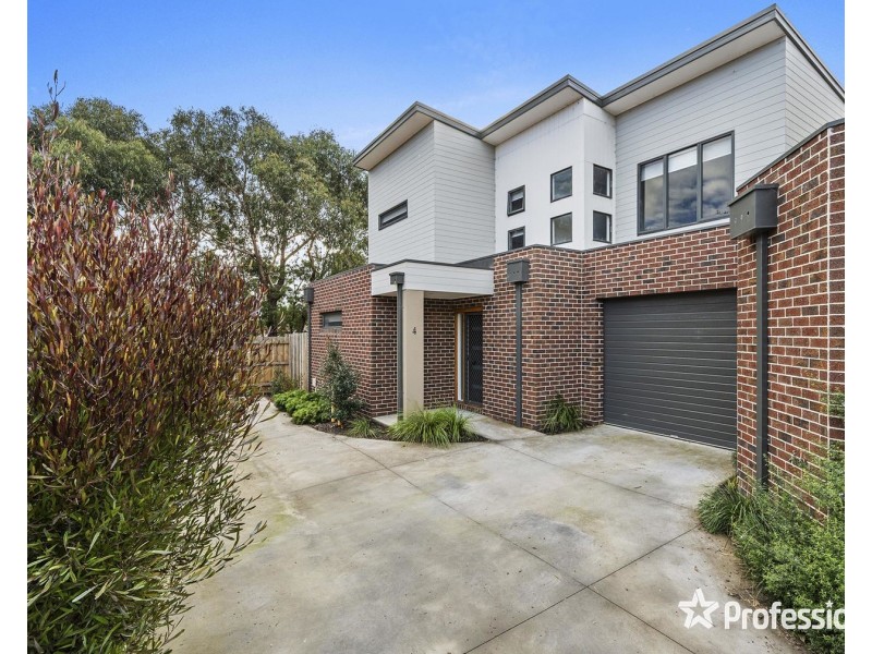 4 Brennan Close, Mooroolbark VIC 3138