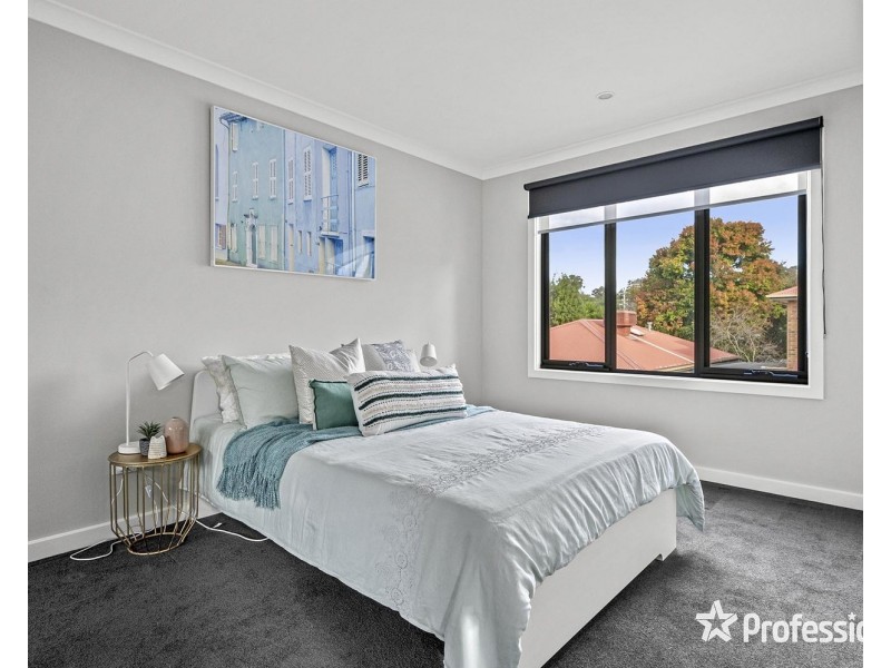 4 Brennan Close, Mooroolbark VIC 3138