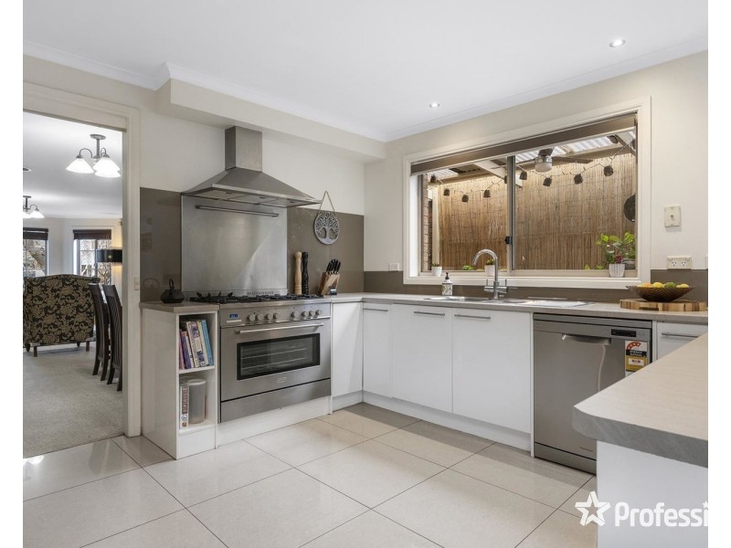 19 Blue Ridge Drive, Mooroolbark VIC 3138