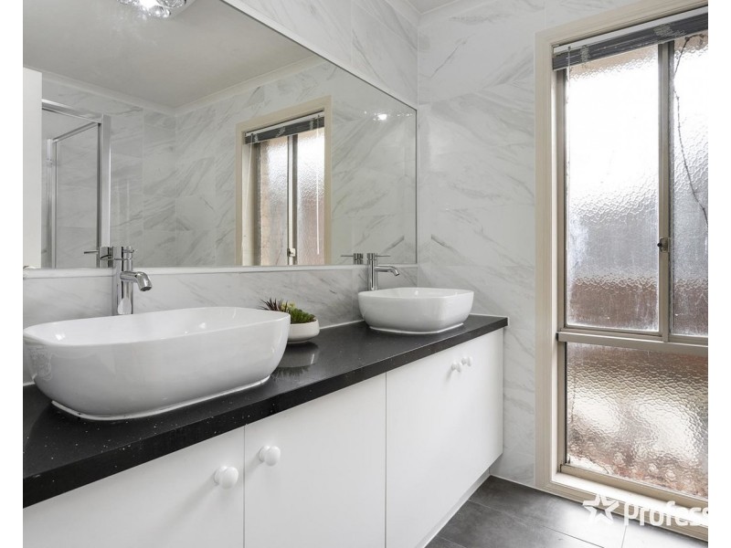 19 Blue Ridge Drive, Mooroolbark VIC 3138