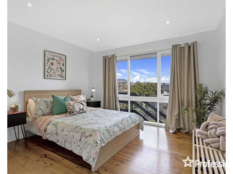 11 Corrong Crescent, Mooroolbark VIC 3138