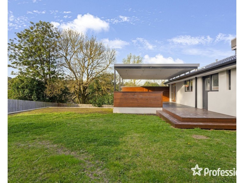 11 Corrong Crescent, Mooroolbark VIC 3138