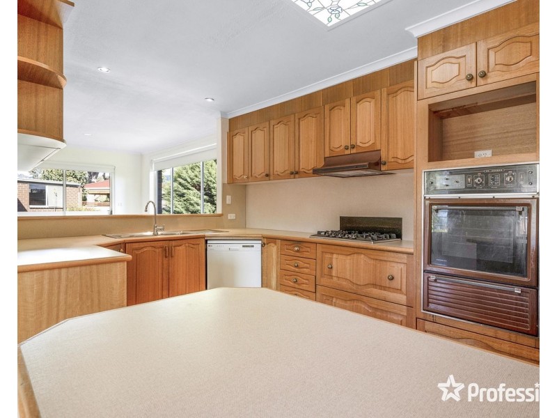 15 Saxon Drive, Mooroolbark VIC 3138