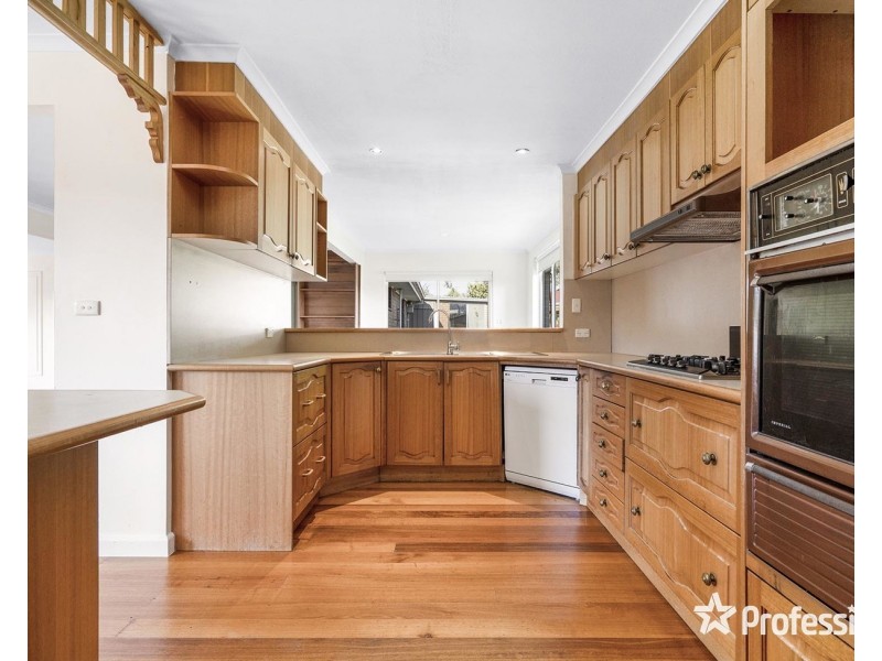 15 Saxon Drive, Mooroolbark VIC 3138