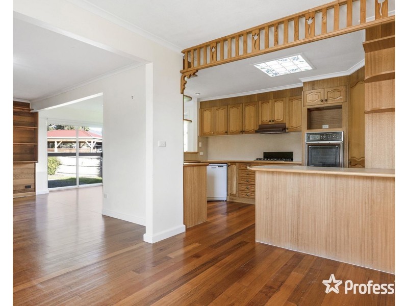 15 Saxon Drive, Mooroolbark VIC 3138