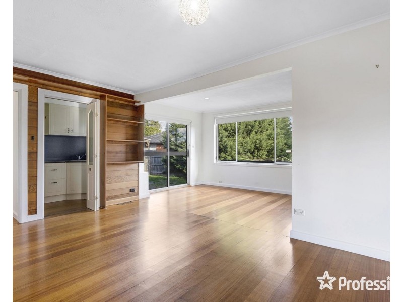 15 Saxon Drive, Mooroolbark VIC 3138