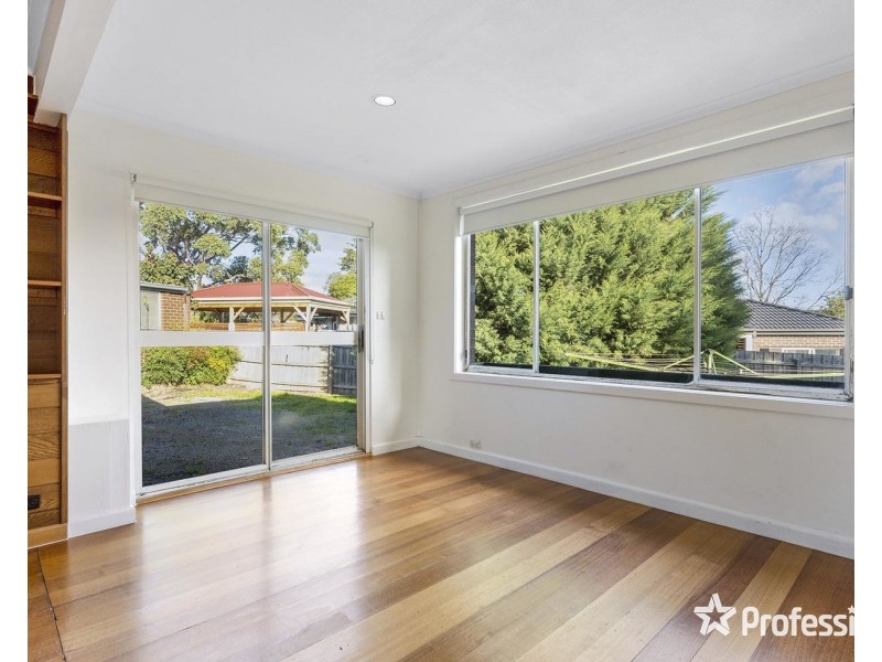 15 Saxon Drive, Mooroolbark VIC 3138