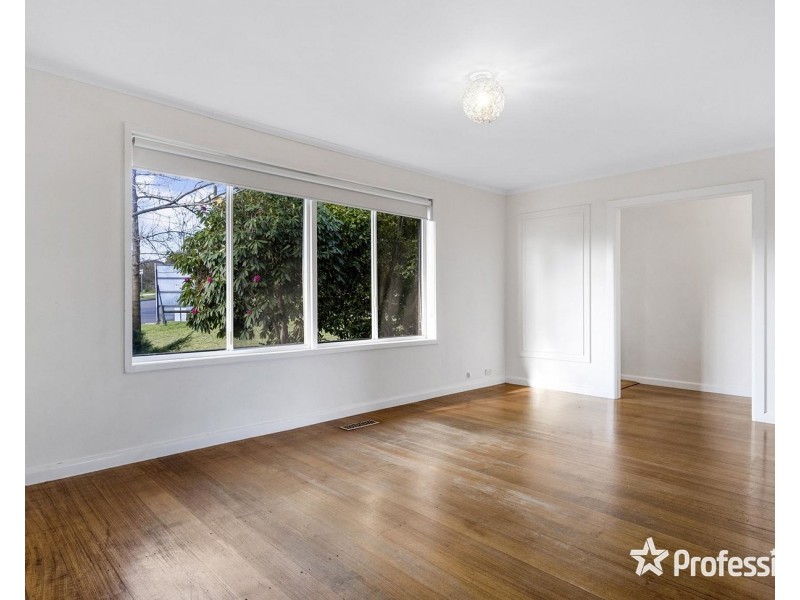 15 Saxon Drive, Mooroolbark VIC 3138