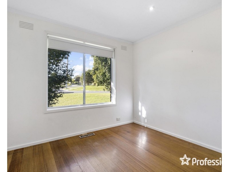 15 Saxon Drive, Mooroolbark VIC 3138