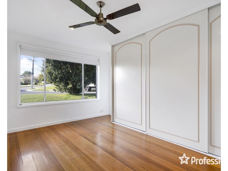 15 Saxon Drive, Mooroolbark VIC 3138