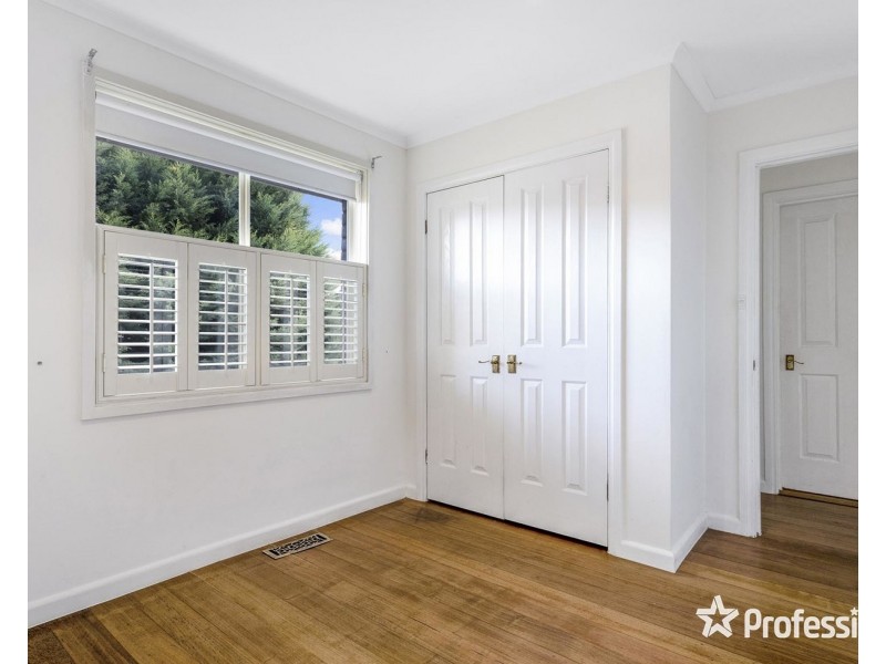 15 Saxon Drive, Mooroolbark VIC 3138