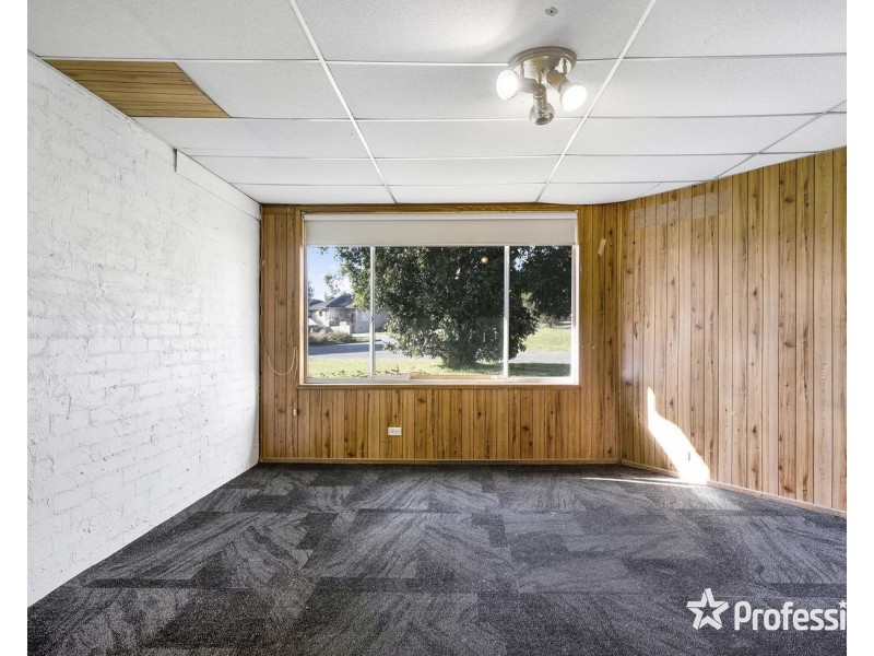 15 Saxon Drive, Mooroolbark VIC 3138