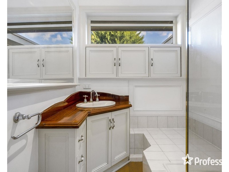 15 Saxon Drive, Mooroolbark VIC 3138