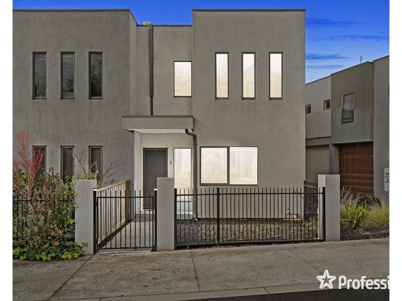 8 Recess Concourse, Mooroolbark VIC 3138