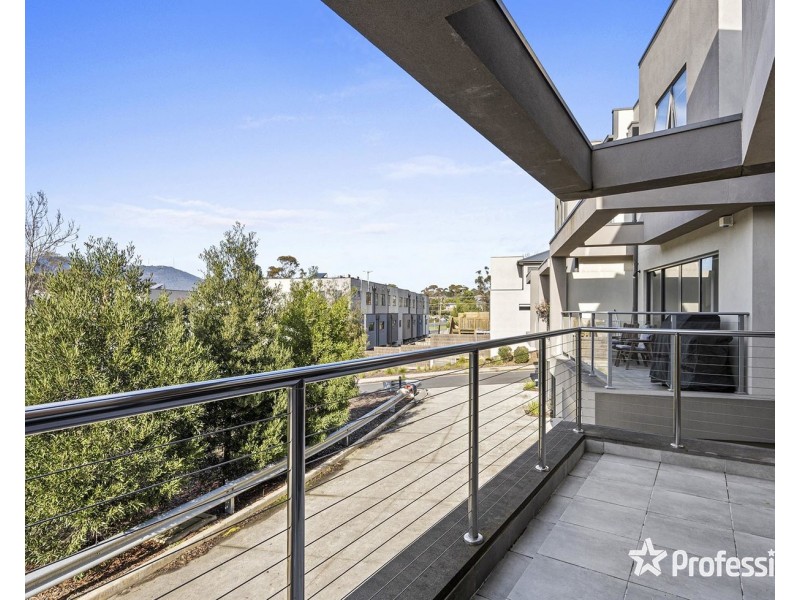 8 Recess Concourse, Mooroolbark VIC 3138