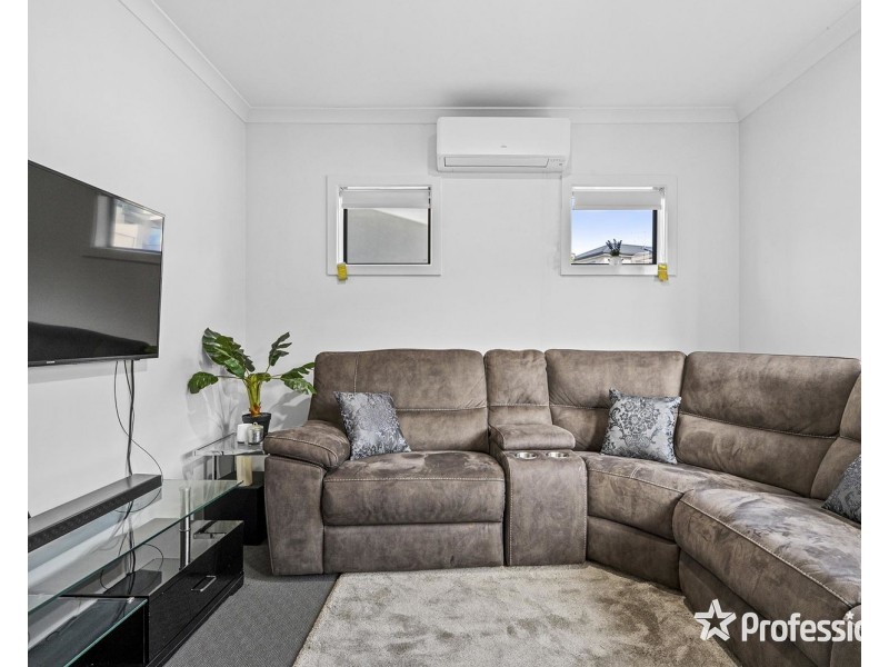 8 Recess Concourse, Mooroolbark VIC 3138