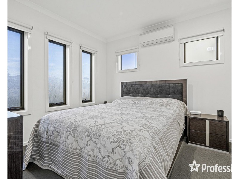 8 Recess Concourse, Mooroolbark VIC 3138