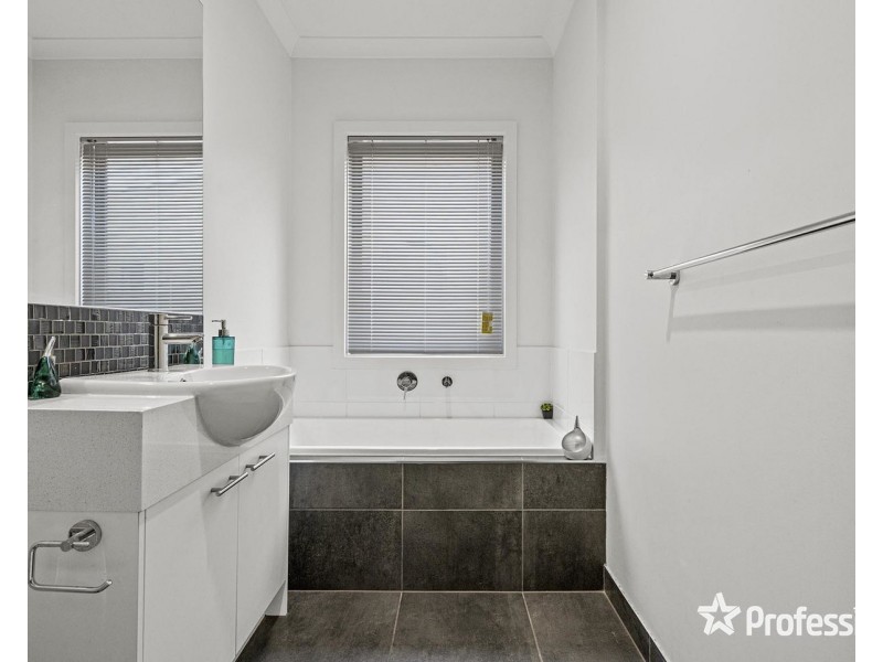 8 Recess Concourse, Mooroolbark VIC 3138