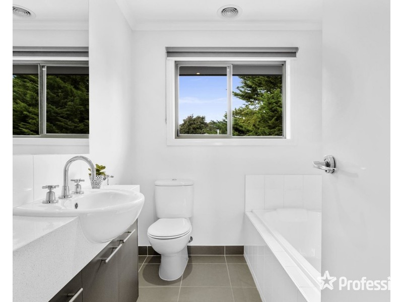 5 Hillside Close, Montrose VIC 3765