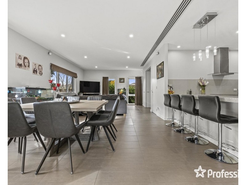 7 Chevalier Crescent, Mooroolbark VIC 3138