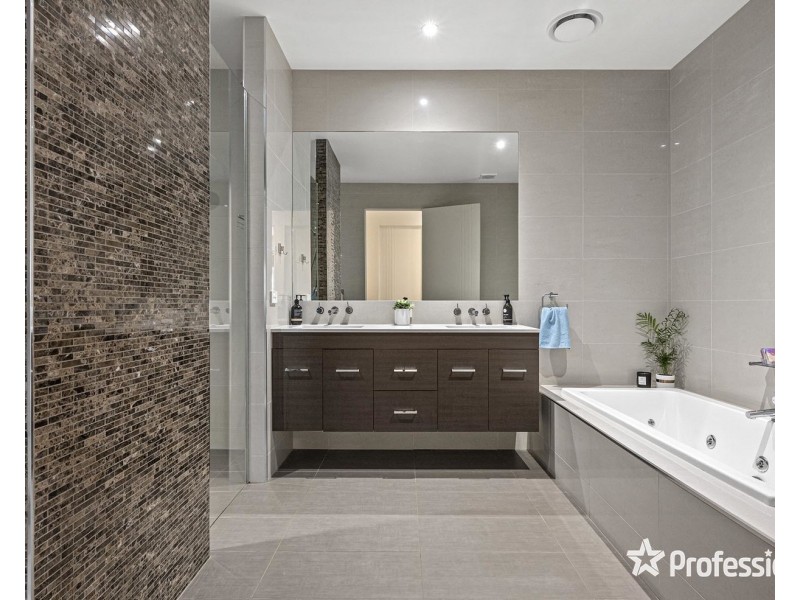 7 Chevalier Crescent, Mooroolbark VIC 3138