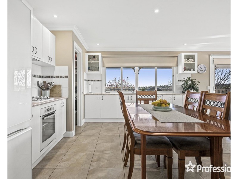 23 Regent Avenue, Mooroolbark VIC 3138