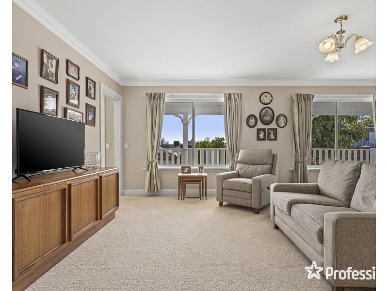 23 Regent Avenue, Mooroolbark VIC 3138