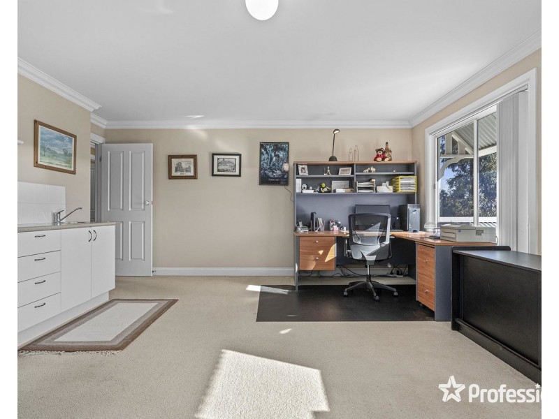 23 Regent Avenue, Mooroolbark VIC 3138
