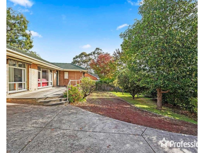 230  Hull Road, Mooroolbark VIC 3138