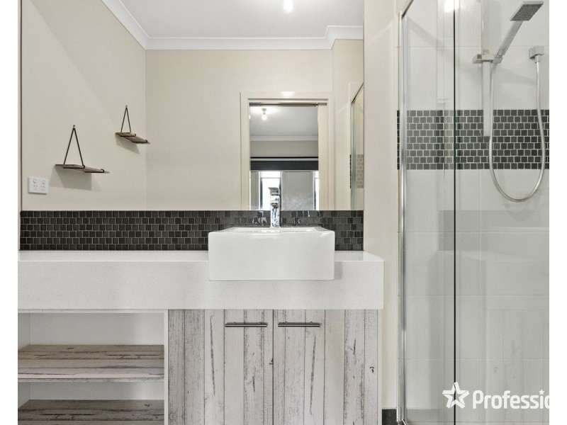 14 Lithgow Way, Mooroolbark VIC 3138