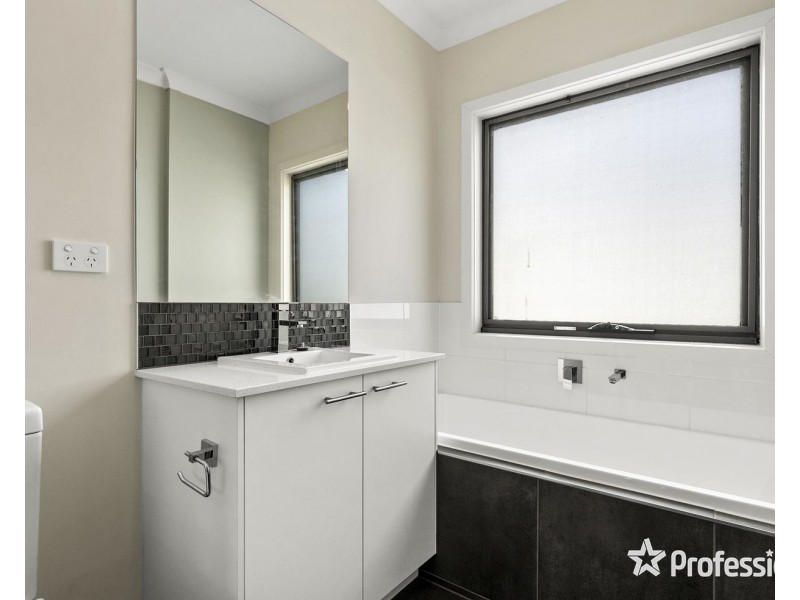 14 Lithgow Way, Mooroolbark VIC 3138