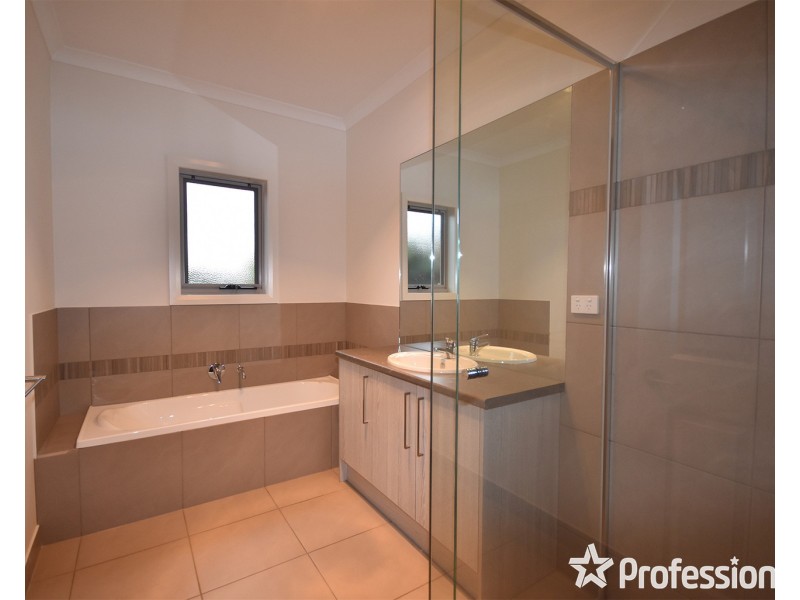 12a Saxon Drive, Mooroolbark VIC 3138