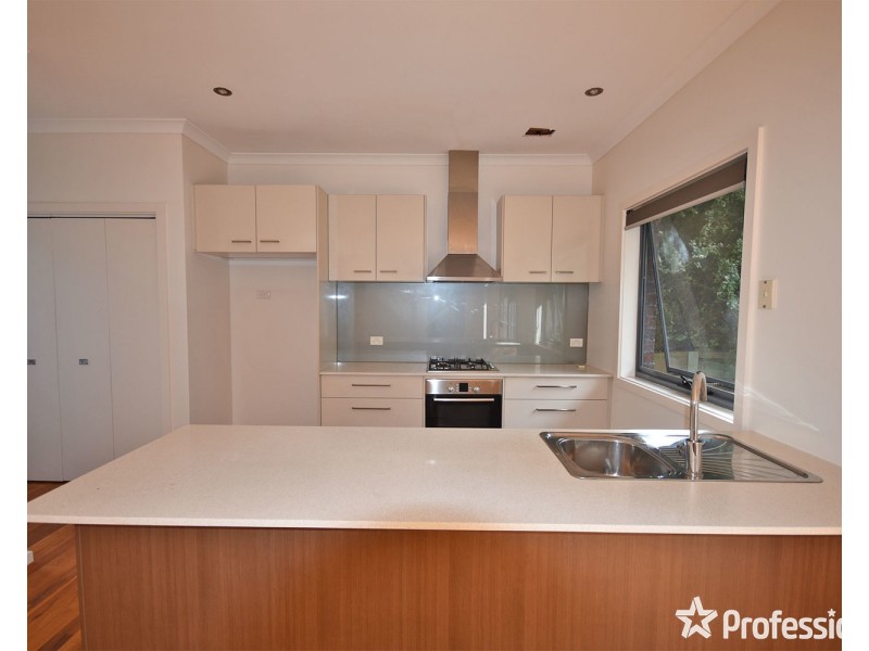 2/18 Ross Road, Croydon VIC 3136