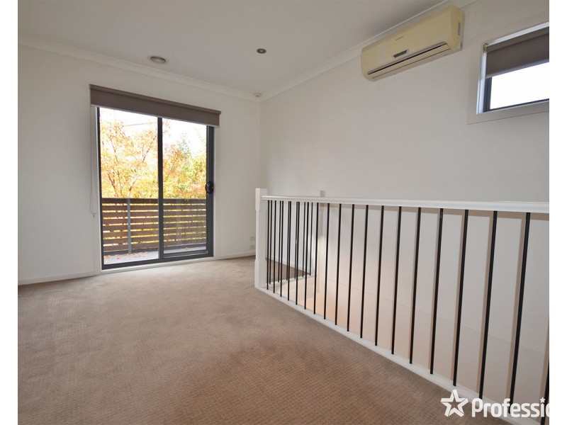 2/18 Ross Road, Croydon VIC 3136