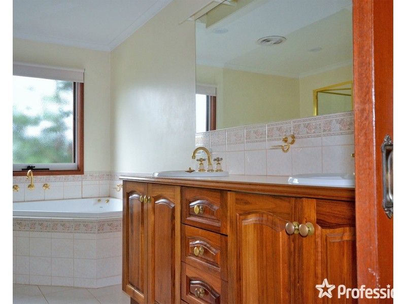 63 Landscape Drive, Mooroolbark VIC 3138