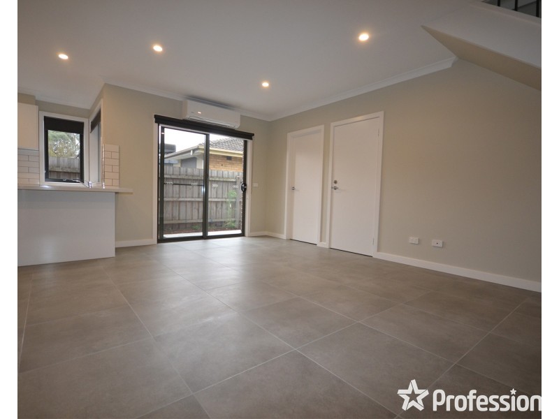 2/12 Wordsworth Street, Mooroolbark VIC 3138