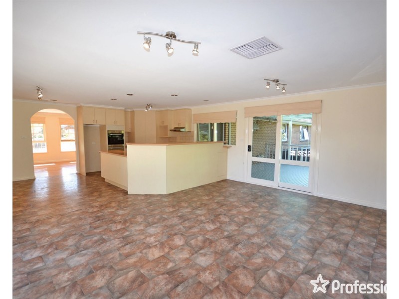 8  Kadina Court, Mooroolbark VIC 3138