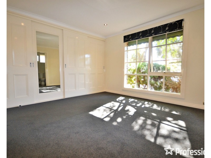 8  Kadina Court, Mooroolbark VIC 3138