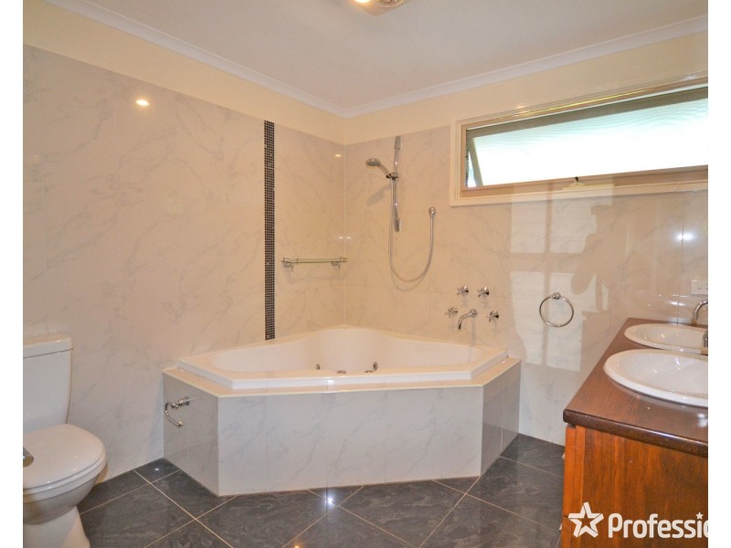 8  Kadina Court, Mooroolbark VIC 3138