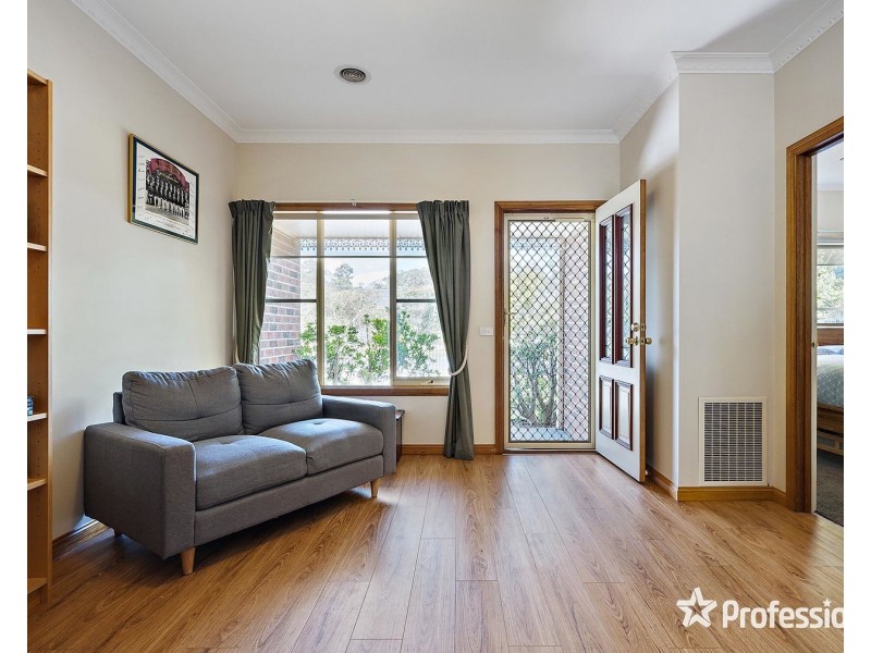 6 Longfellow Avenue, Mooroolbark VIC 3138