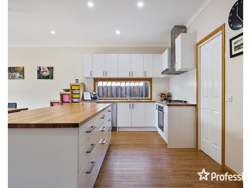 6 Longfellow Avenue, Mooroolbark VIC 3138