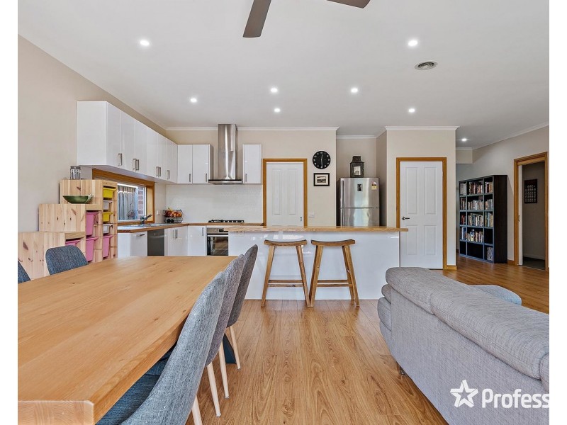 6 Longfellow Avenue, Mooroolbark VIC 3138