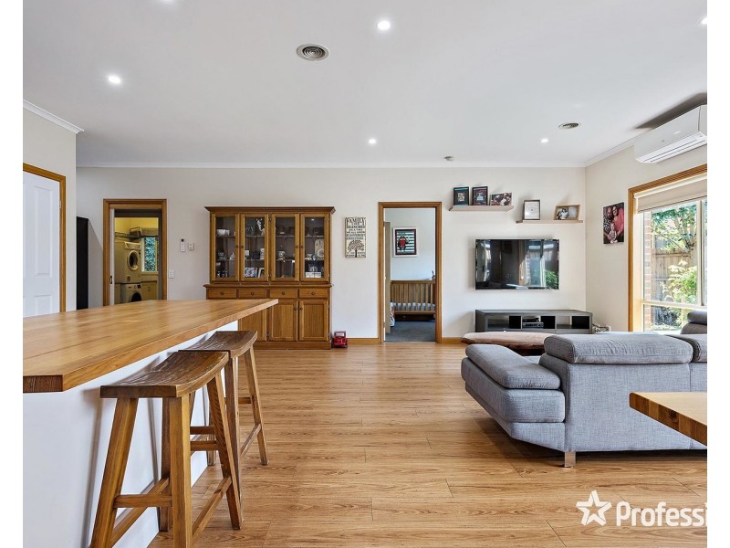 6 Longfellow Avenue, Mooroolbark VIC 3138