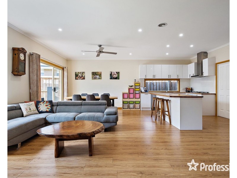 6 Longfellow Avenue, Mooroolbark VIC 3138