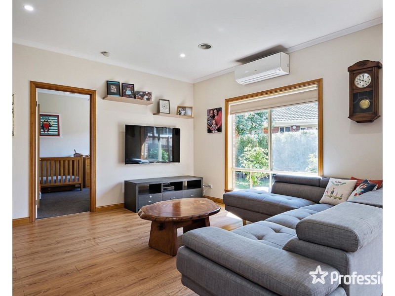 6 Longfellow Avenue, Mooroolbark VIC 3138