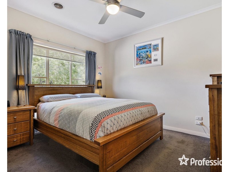 6 Longfellow Avenue, Mooroolbark VIC 3138