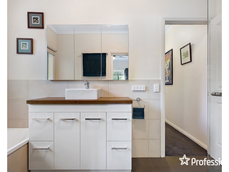 6 Longfellow Avenue, Mooroolbark VIC 3138