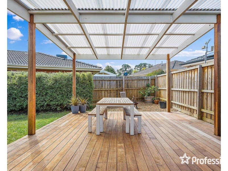 6 Longfellow Avenue, Mooroolbark VIC 3138